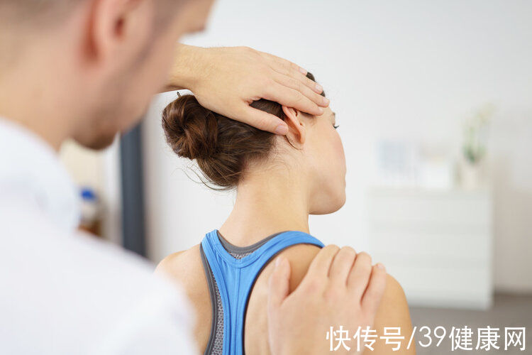 肌肉|颈椎酸痛怎么办？专家：常做这3个动作，给你的脖子“拉拉筋”