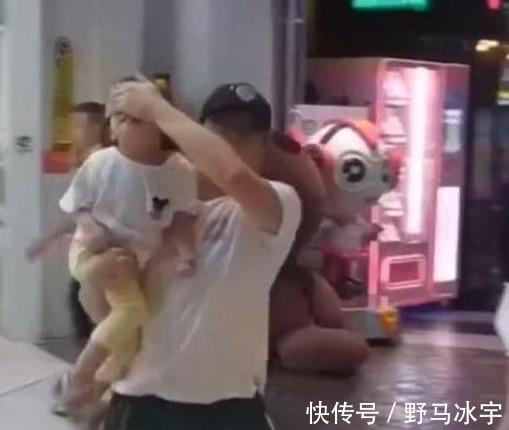 孩子|“狂奔爸爸”走红,捂着女儿眼睛逛商场,网友:后悔没早看到