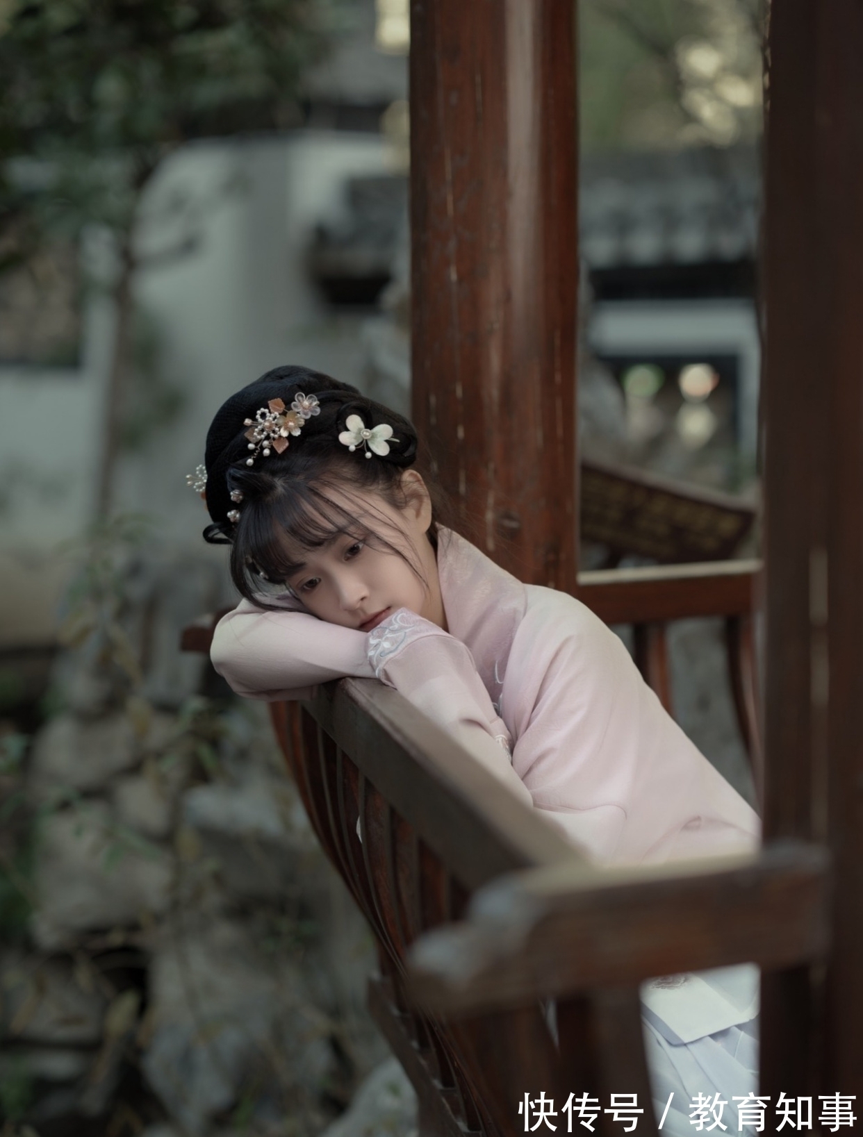 秋霜@五律丨雁宕云天阔,香生桂殿初。临窗茶一盏,欲问夜何如?