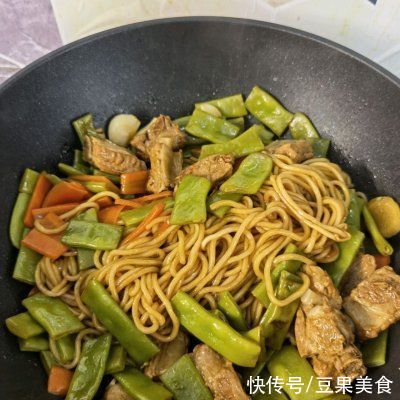 绝杀|色香味俱全，米饭配排骨豆角焖面，下饭绝杀