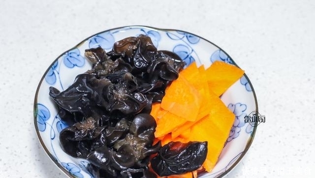 喷香|豆腐别再炖着吃了,加这两食材一起炒,喷香下饭,天天吃都不够!