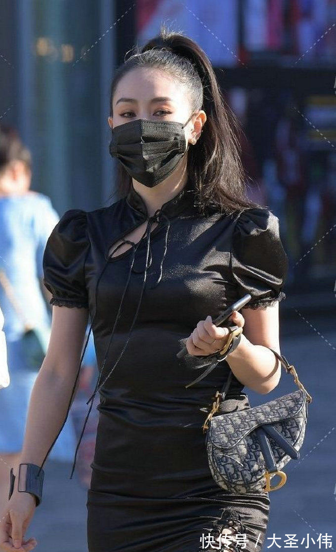 美女|美女街拍：小姐姐这身服装也非常漂亮，上衣和裙子是单独设计，新颖时尚