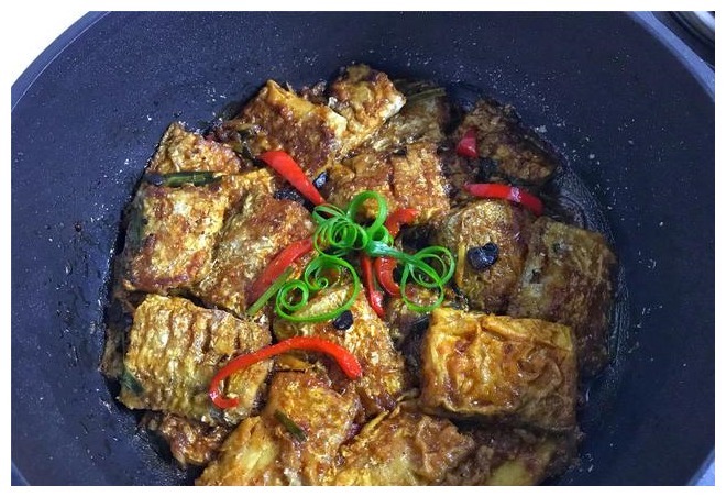 红烧带鱼好吃有诀窍,多加一料,肉质鲜嫩不腥,上桌连汤都不剩