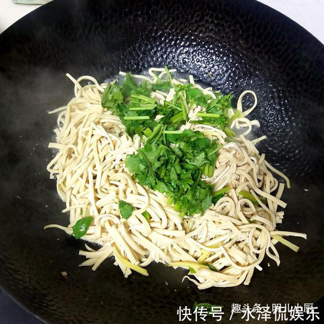主食|天热,晚餐就把它当做主食,健康营养,饱腹不易长肉,女人要常吃
