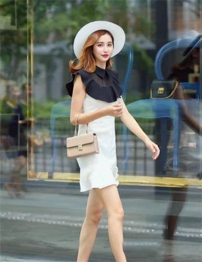 街拍:小姐姐穿修身裙搭配一顶白色阔边帽子,真是凸显好气质