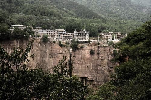 风水先生|中国最怪的二个村庄，一个在悬崖上，一个在地下，都成了著名景点