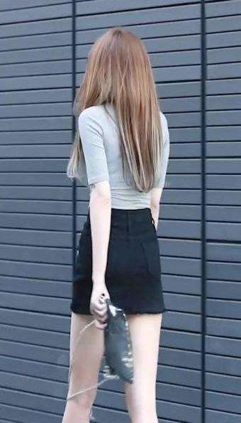 浅灰色T恤搭配黑色半身裙,简单时尚,自信大方