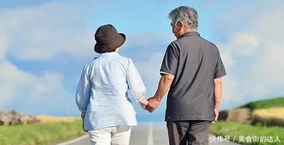 3位院士聲明:骨質疏松的患者,堅持飯后3件事,骨骼硬如磐石