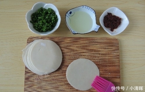 葱油饼|饺子皮买多了?做成它,金黄酥脆,层次分明,刚出锅就被抢光了