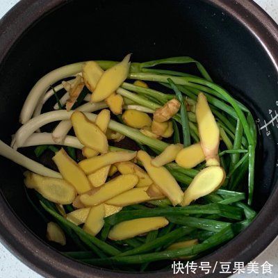 不加油和水的电饭锅煨鸡