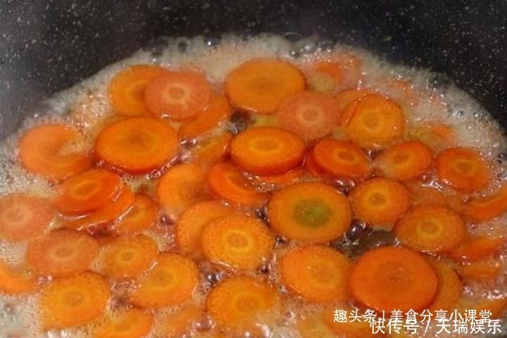 胡萝卜别再当配菜了，做成一道零食，又甜又劲道，上桌全家都爱吃