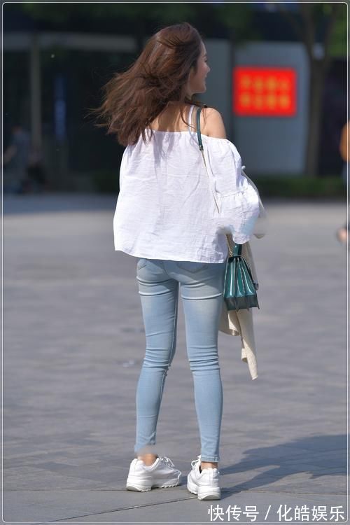 紧身|街拍美女:白色露肩上衣搭配牛仔裤,简单清纯,舒适透气