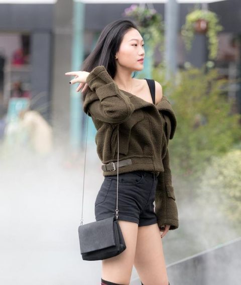 样子美极|美女街拍小姐姐轻撩秀发,不仅千娇百媚而且自带特效