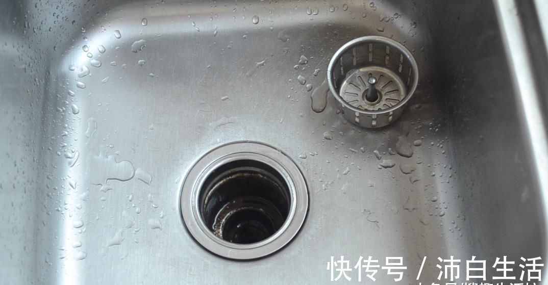 洗碗槽的排水口又脏又臭难清洗 用这个方法能帮你解决, 省钱又实用