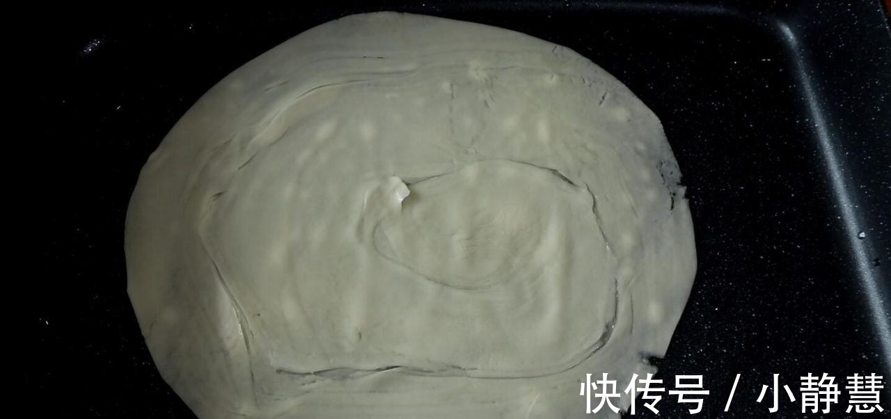懒人酱香饼|饺子皮别光包饺子吃，教你懒人酱香饼的做法，连揉面都省了
