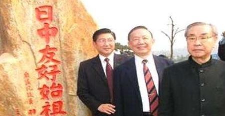 日本前首相称自己是徐福后人,喜爱中山装,