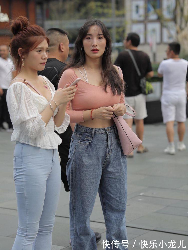 小姐姐|黑色背心搭配牛仔裤,非常的甜美又俏皮,高腰的设计很显高