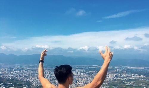 肌肉|谁说背部肌肉线条不容易雕刻?一对哑铃练出你的背部线条