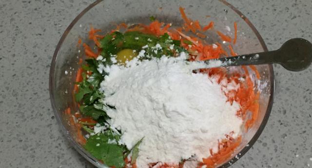 按照我方法炸出来的丸子香脆酥软，怎么吃都吃不腻，端上桌就没