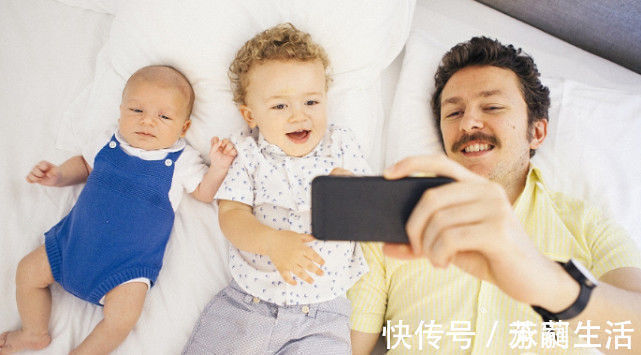 纪念|“满月照”成新时尚,父母本是为纪念,殊不知娃可能在默默遭罪