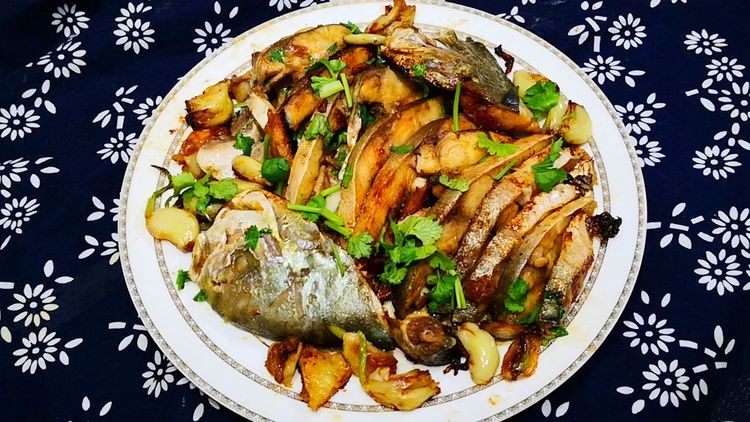 鲳鱼别做红烧了,教你秘制新吃法,比清蒸好吃,比红烧简单,香