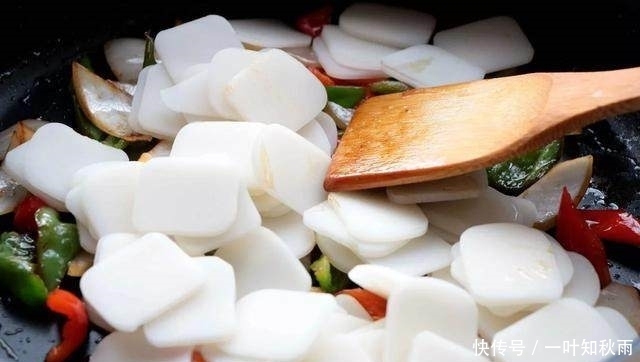 年糕这样炒超级美味快手,一顿两碗不够吃!吃了还想吃!