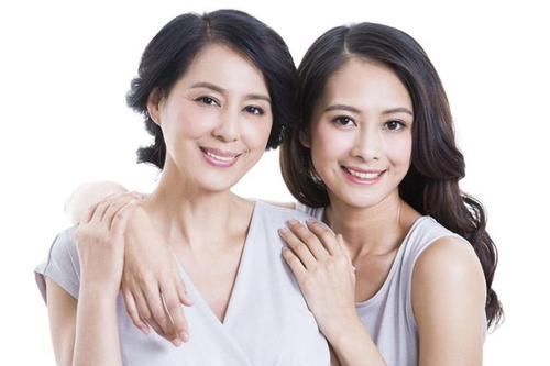 分娩|孕妈分娩,产房外亲妈和婆婆的表情一目了然,网友:亲妈才是真爱