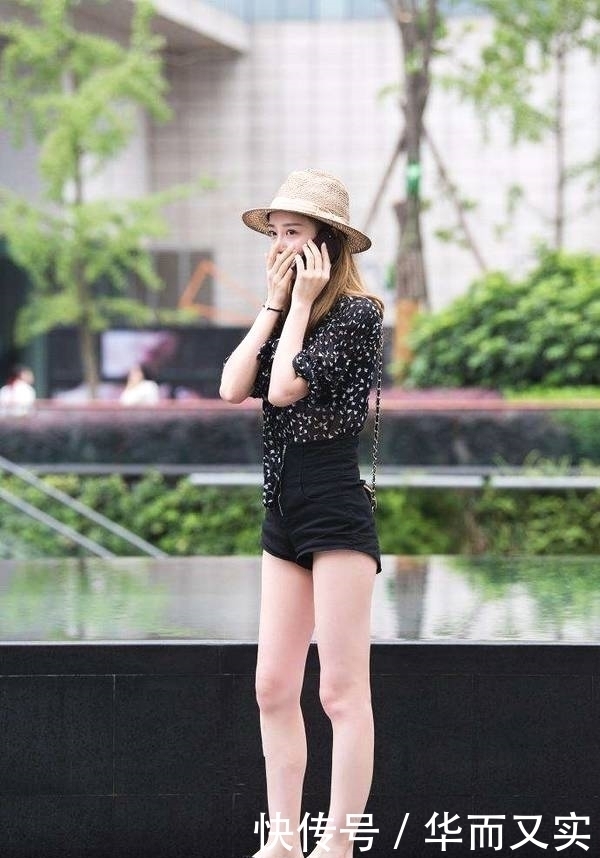 好身材|街拍:小姐姐白色露脐短T恤衫搭配牛仔短裤,好身材尽显性感迷人