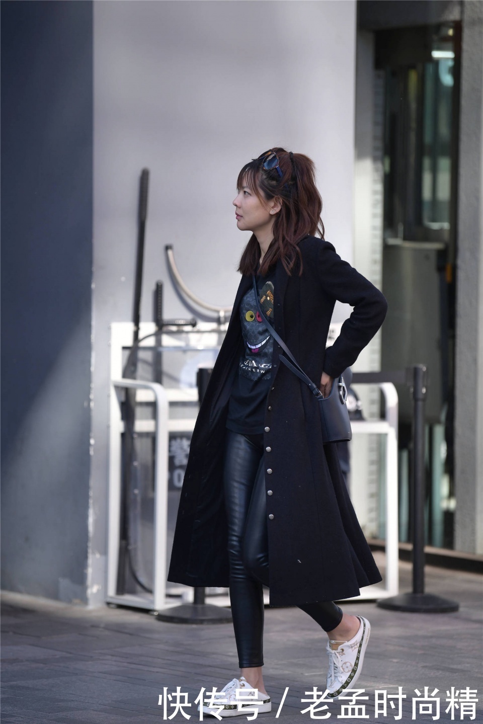 更好衬托|紧身皮裤搭配风衣,如果把平底鞋换成高跟鞋,是不是会更好呢?