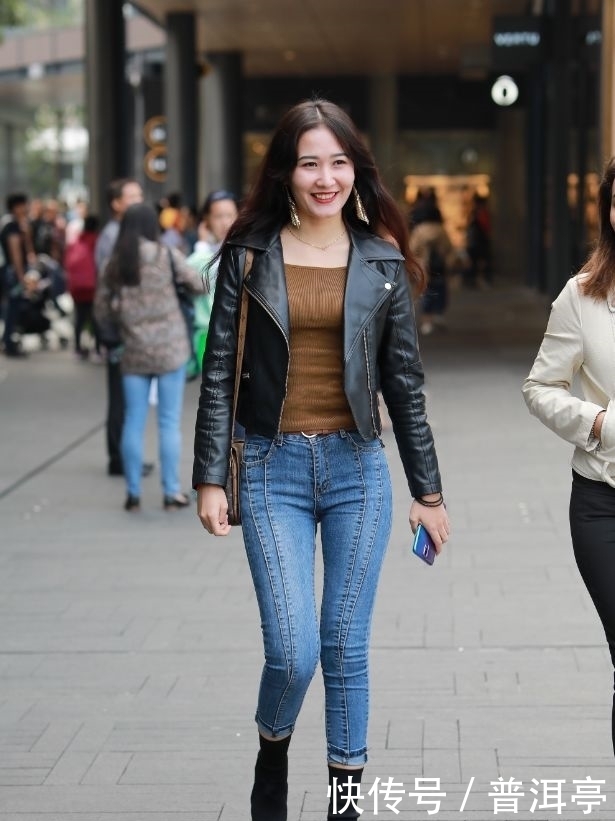 美眉|街拍:气质风韵紧身牛仔裤,漂亮长发美眉!