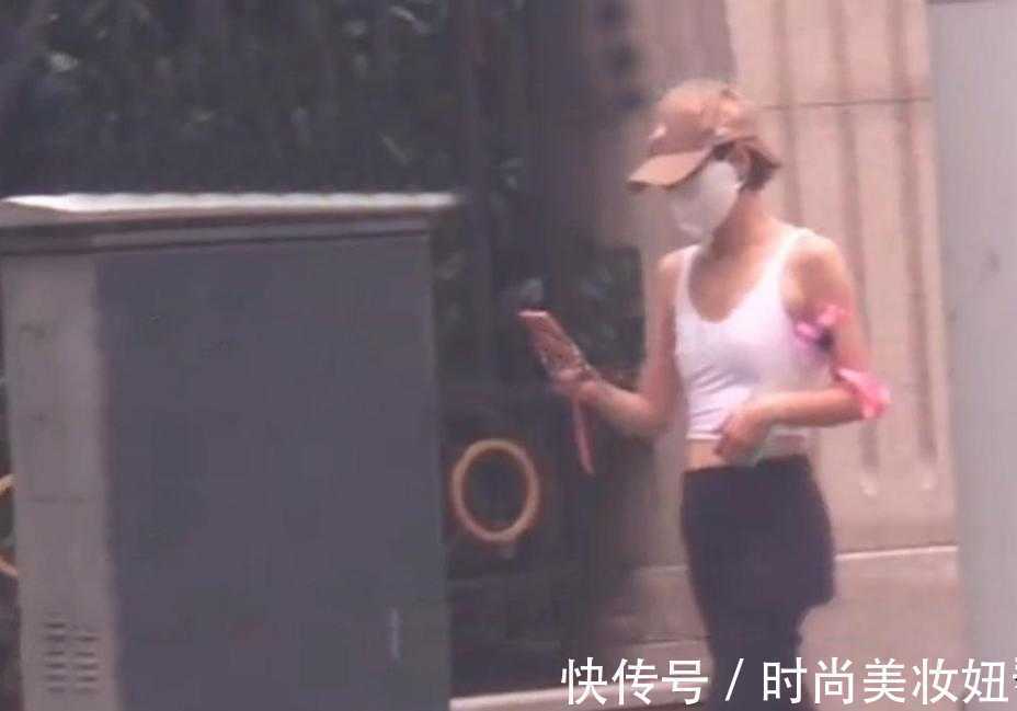 少女|45岁马伊琍真放得开,露脐背心配紧身裤出街,身材不输少女