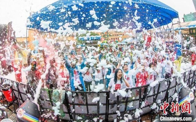 助阵|三千名高考生长沙雨中彩虹跑 郑恺杜海涛等助阵