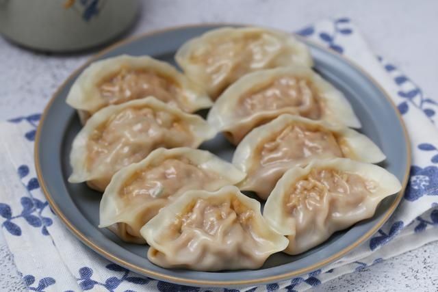 皮薄馅大的萝卜丝蒸饺，不揉面不醒面，营养丰富适合秋冬季食用