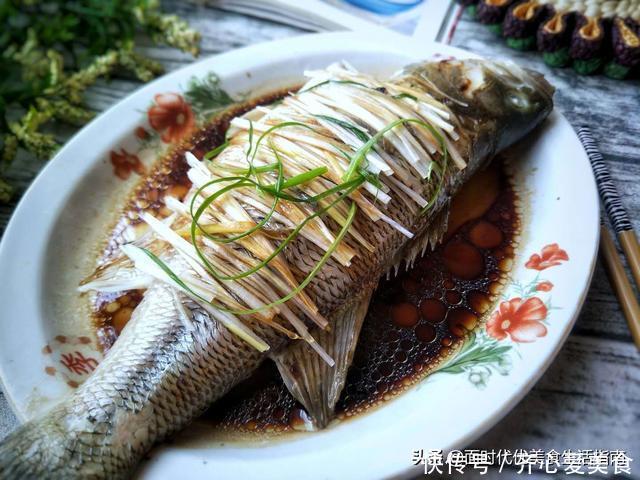 清蒸鲈鱼！冷水上锅蒸还是热水蒸，很多人搞错了，鱼肉不鲜有腥味