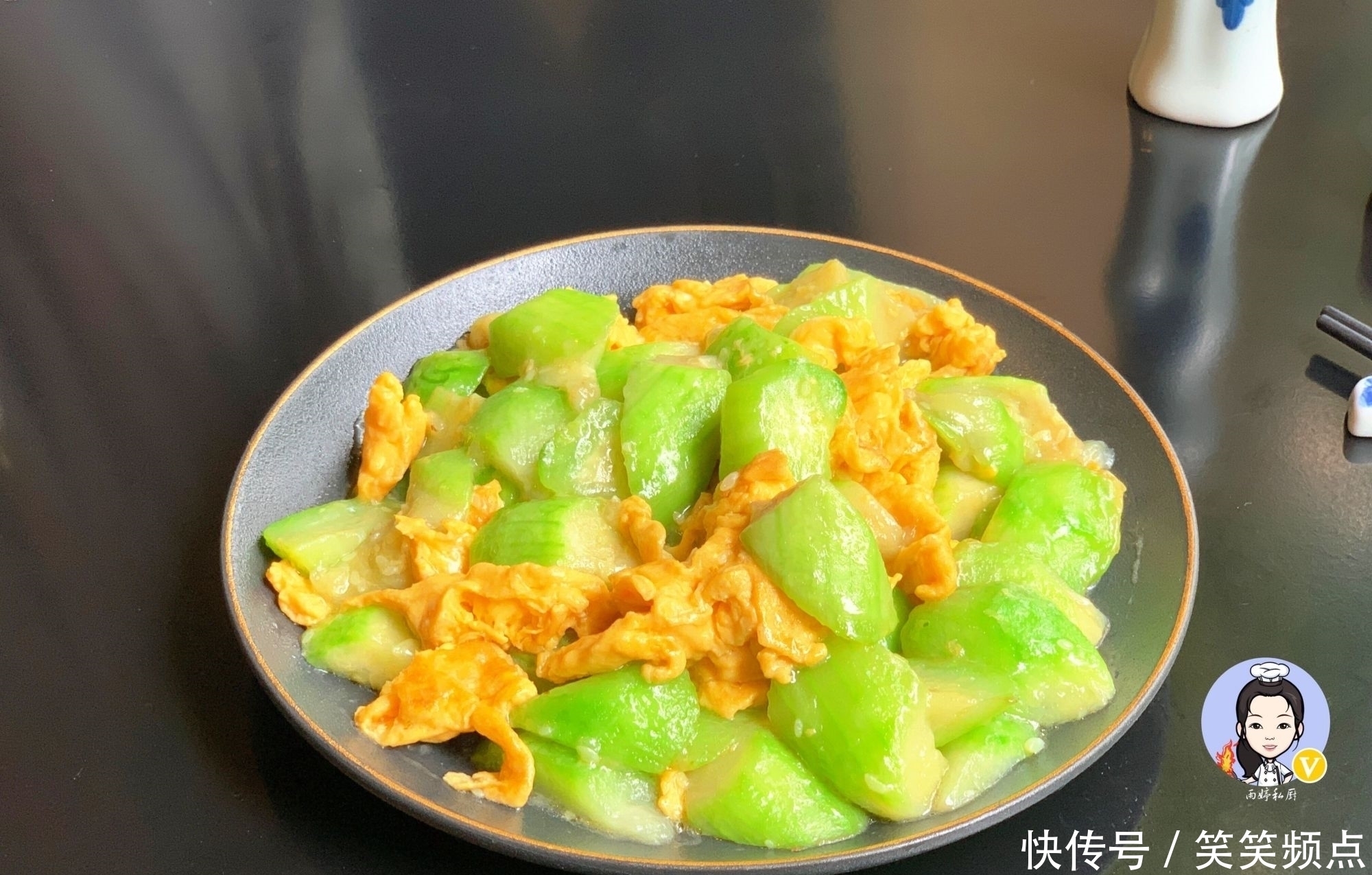 炒丝瓜时,万万不能直接炒掌握这1个诀窍,保准出锅翠绿不发黑