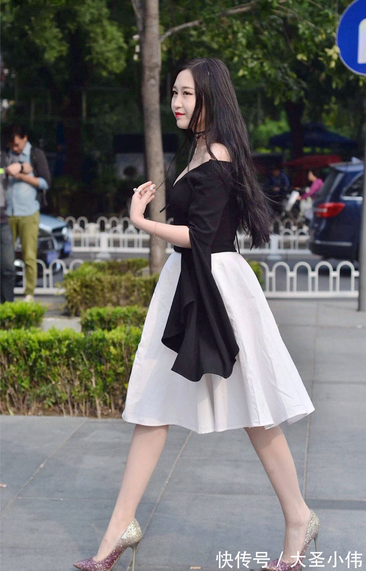 背带|美女街拍:粉色的背带连衣裙,内搭浅条纹的T恤,清新自然的穿搭很迷人