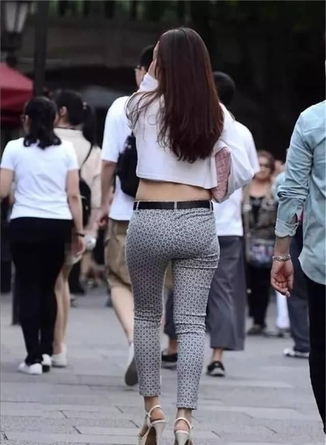 气质|街拍美女小姐姐的清爽穿搭,展现出了灵动迷人的典雅气质