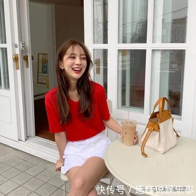 碎花裙 T恤下面最好不要穿裤子，今年流行这样穿，时髦显高很适合小个子