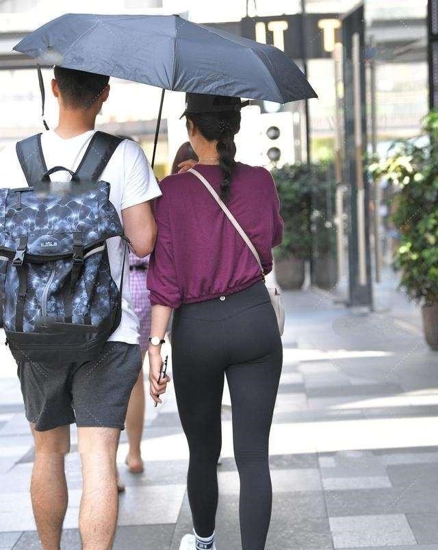 牛仔外套 长腿姑娘适合穿打底裤，简约中透着个性感，更加雅致！