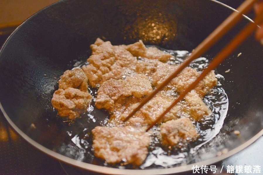 猪肉|炸酥肉，用淀粉还是面粉？用它挂浆效果最好！金黄酥脆，放凉不软