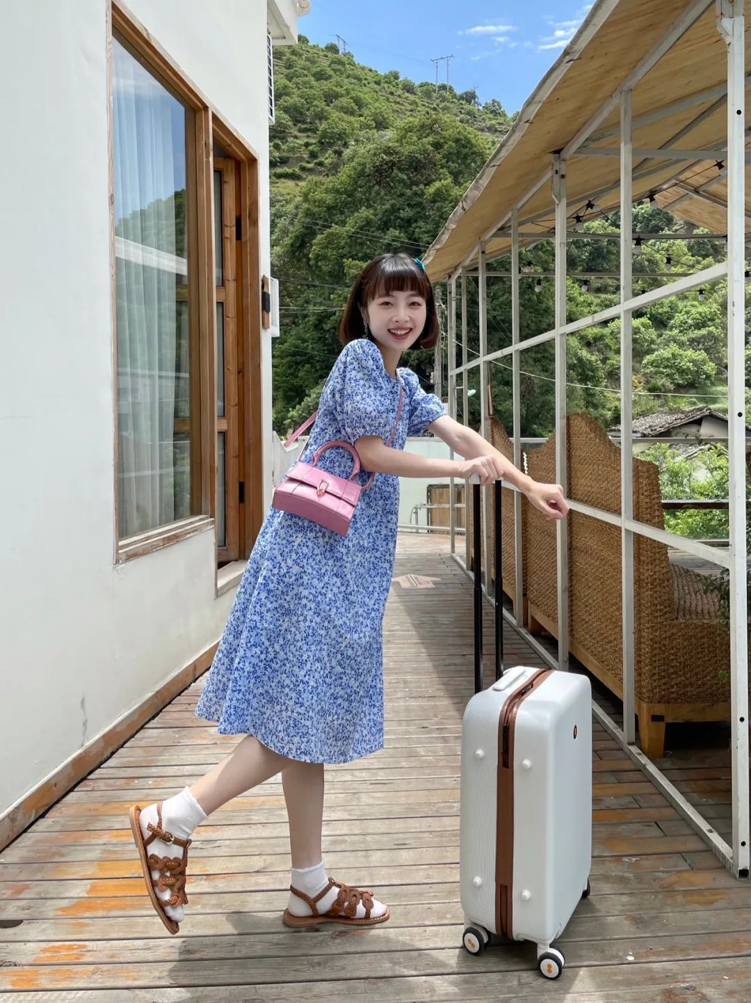 夏梦|忘了高跟鞋吧！小个子穿连衣裙配平底鞋，气质又好看