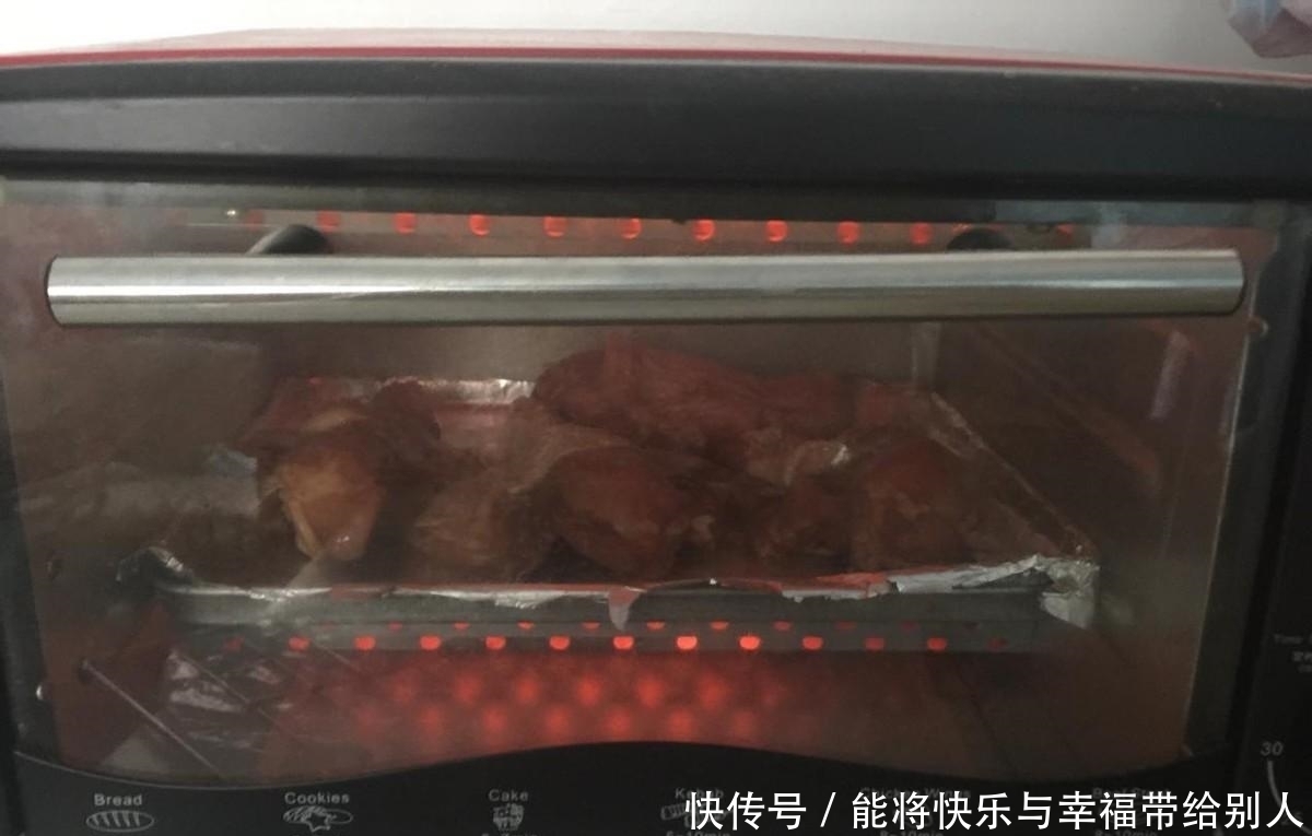 好吃到舔盘的椒味鸡腿,刚烤好,满屋都是香味,全家都爱吃