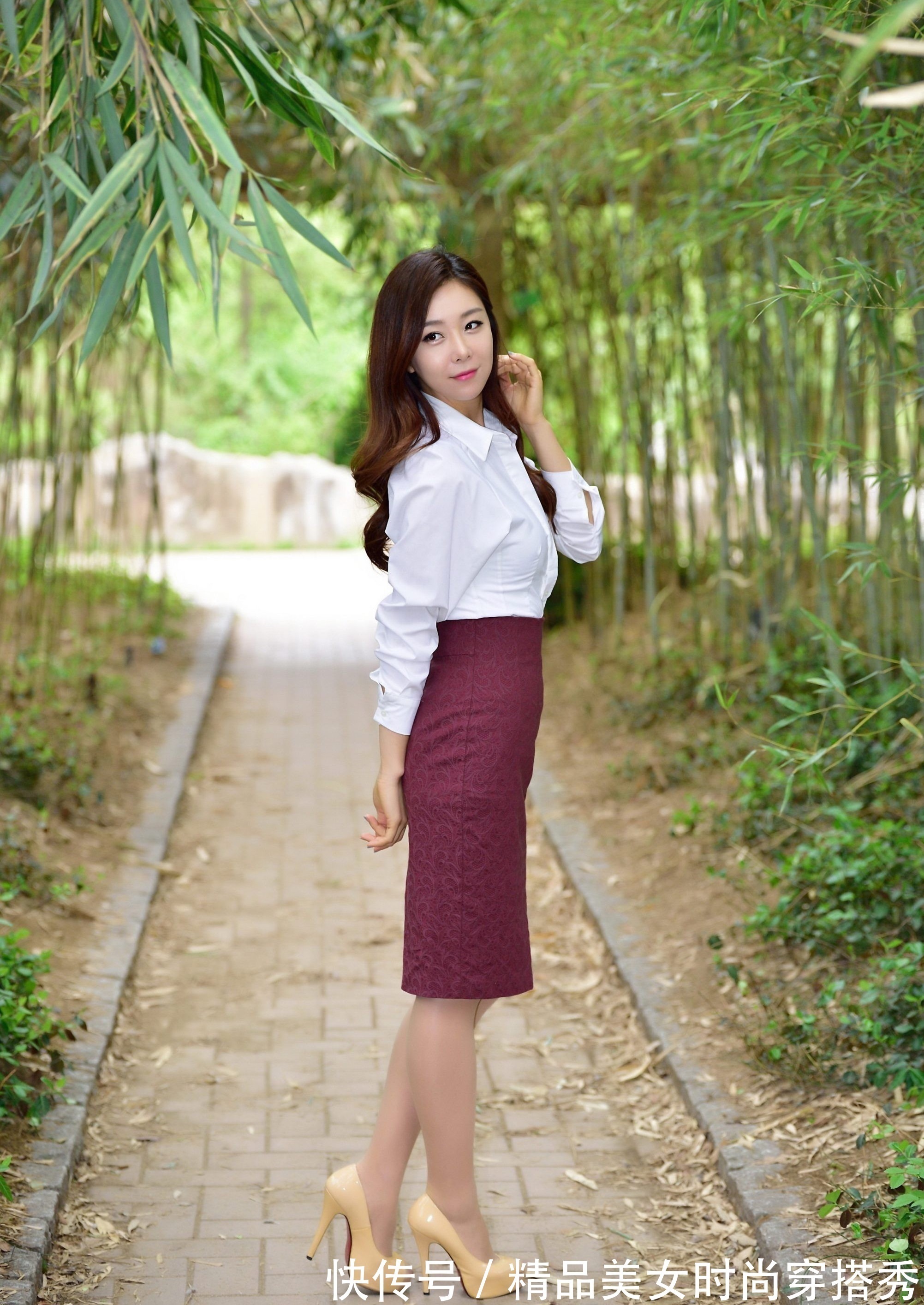 枣红色 白色衬衫搭配高腰的枣红色半身裙,时尚吸睛,走起路来优雅从容