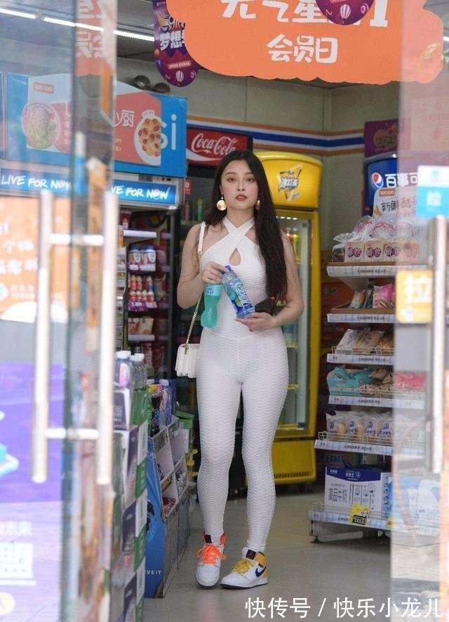 窈窕 独特优雅的打底裤装扮简约不失高端,勾勒出窈窕身姿,时尚成熟