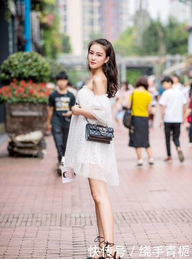 连衣裙|街拍:精致的气质美女,从头美到了脚,黑色连衣裙尽显女人味!