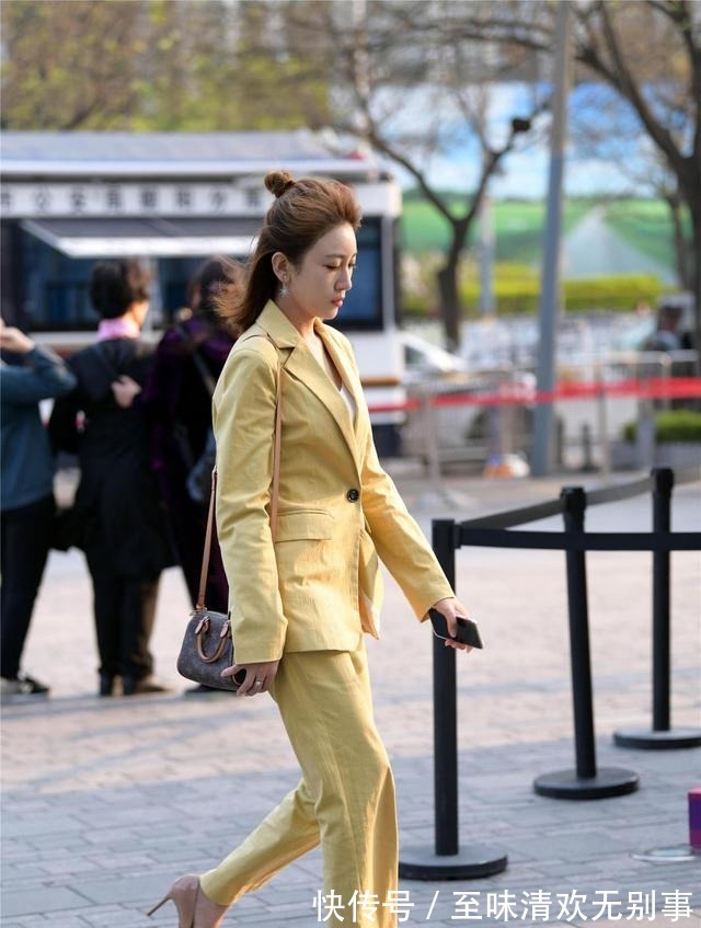 西服套装|春天要搭配出色彩,黄色西服套装,搭配尖头细跟鞋,衬托气质!