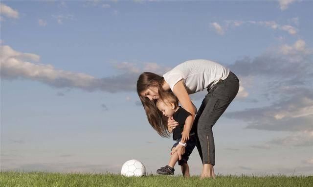 宝宝|趴着玩对宝宝有多重要?做到几个要点,促进大运动和精细运动发育