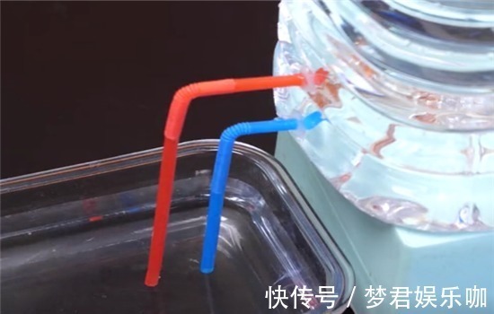 浇水|空油桶不要扔,在上面插两根吸管,放在阳台上,全家人都要抢着用