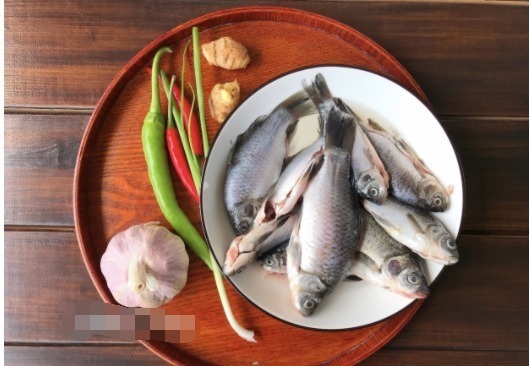 鲫鱼|饭店大厨:烧鲫鱼时,很多人做错了这2步,导致鱼肉不入味,还腥