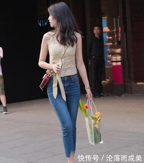 清新 浅灰色T恤搭配七分牛仔裤,简洁干练,清新自然!